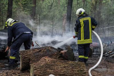 Jaenschwalde-Ost: Kinder zuendeln - Reifenstapel stand lichterloh in Flammen